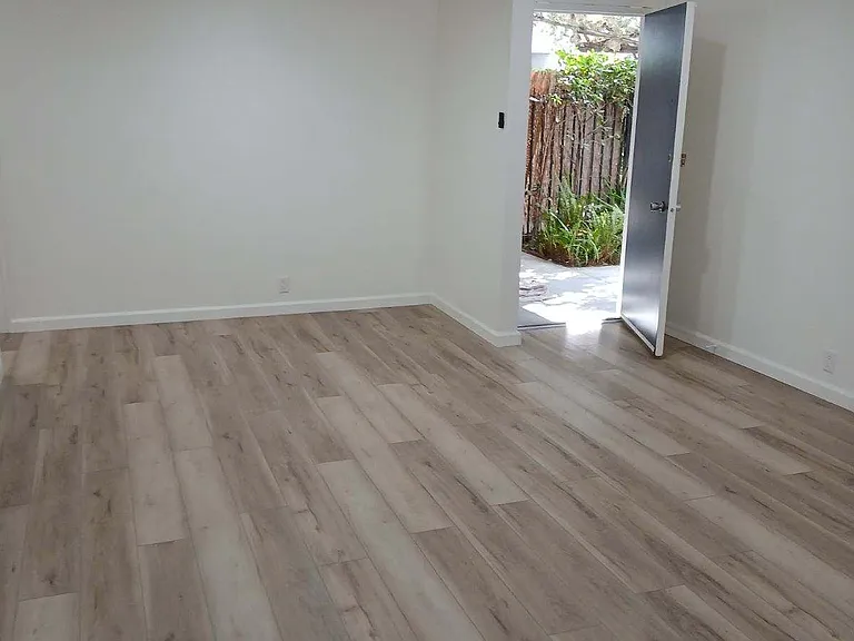 533 S Hudson Ave — Photo 3