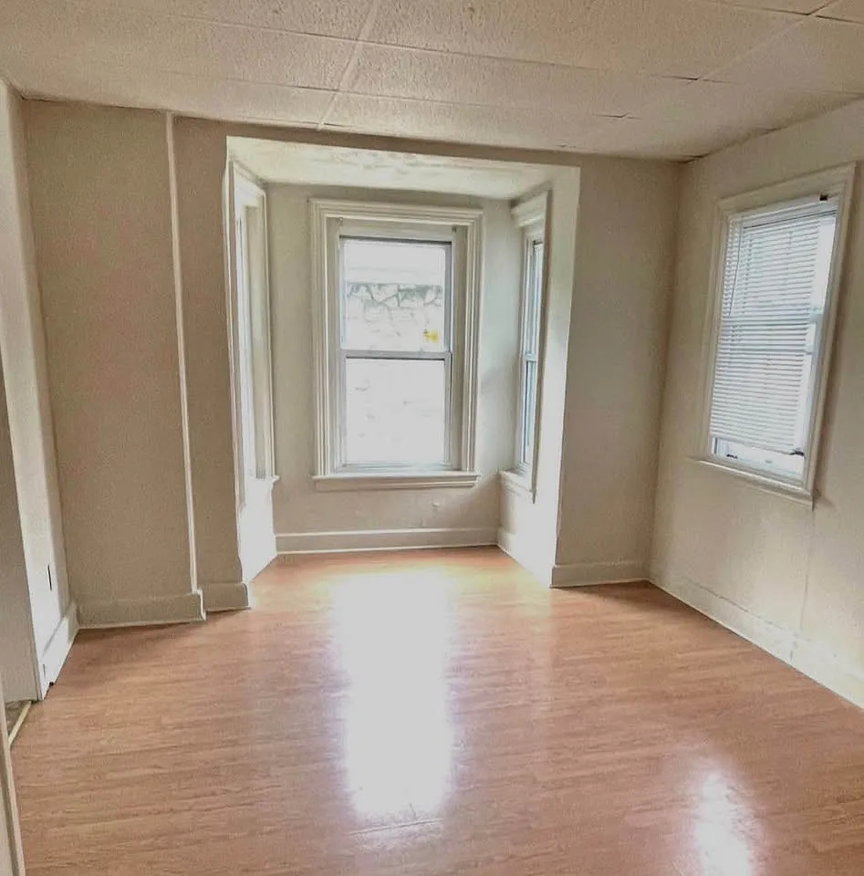 Building Photo - 908 Delaware Ave #2