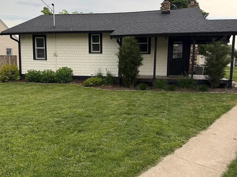 314 SW Logan St — Photo 2