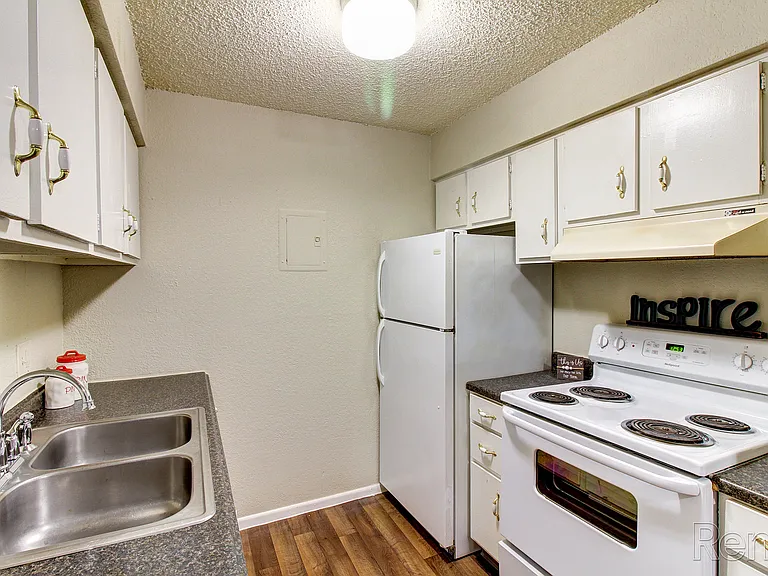 Crossroads Village Apartments — Photo 18