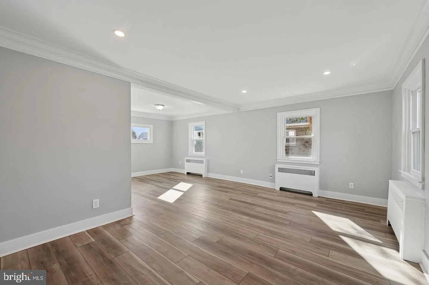 3 bed, 1.0 bath, 1208 sqft, $2,350 — Photo 2