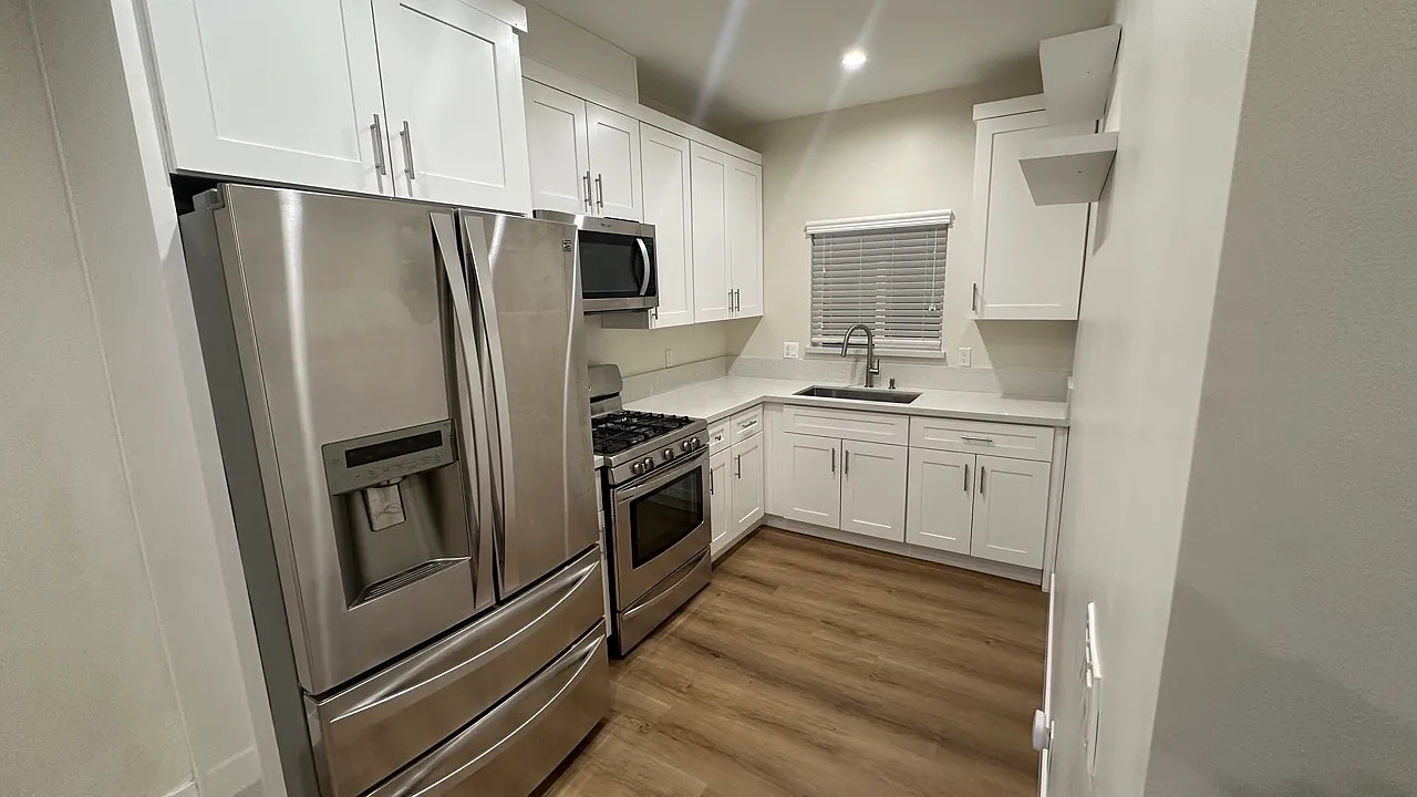 2 bed, 800 sqft, $2,700 — Photo 1