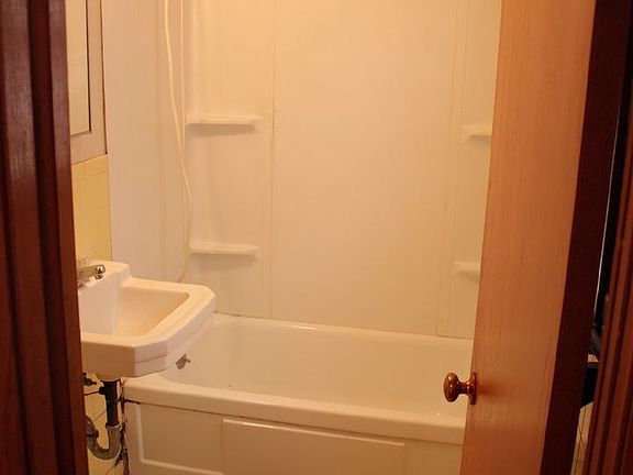 2nd image of 406 E 6th St Unit 1