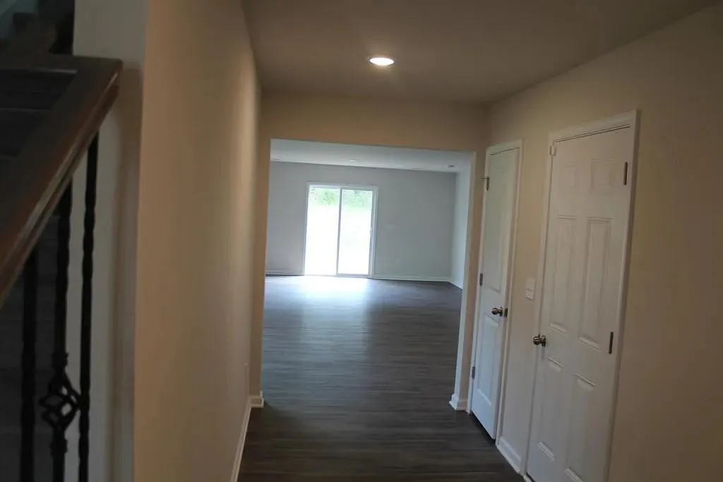 5 bed, 2577 sqft, $2,395 — Photo 3