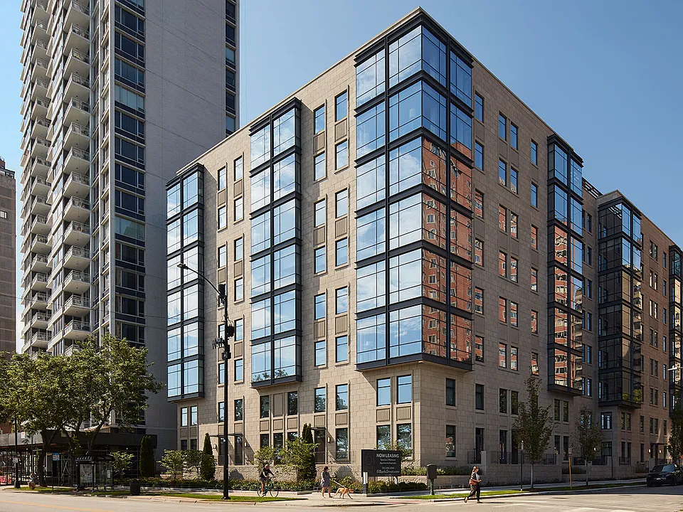 Ideally located on Lake Shore Drive in Chicago's distinguished Gold Coast, 61 Banks Street is an ultra-luxury rental residence offering expansive two- and three-bedroom homes.