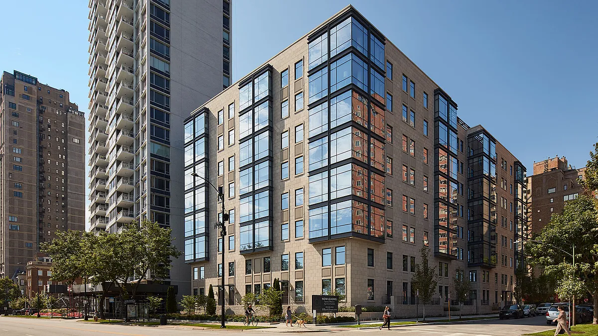 Ideally located on Lake Shore Drive in Chicago's distinguished Gold Coast, 61 Banks Street is an ultra-luxury rental residence offering expansive two- and three-bedroom homes. - 61 Banks Street