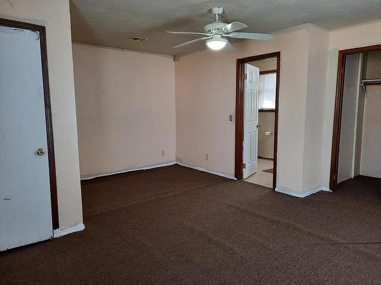812 E Walnut St — Photo 4
