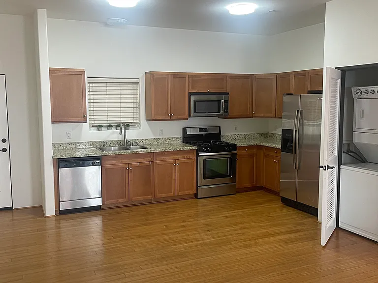 255 W 7th St #26 — Photo 17