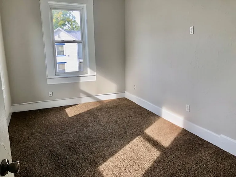 548 E Pearl St — Photo 9