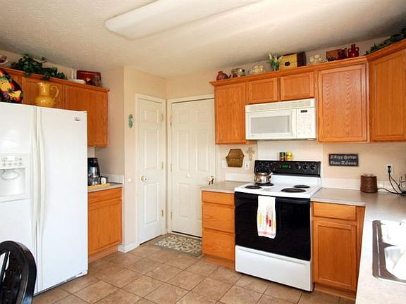 3rd image of 813 Aster Ct
