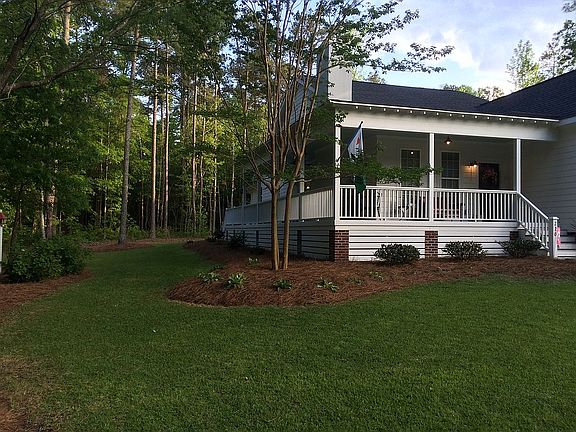 Deep and nice side-yard