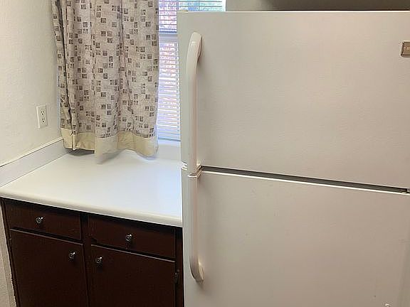 Refrigerator with ice maker 