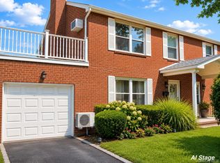 121 Manhasset Ave, Manhasset, NY 11030