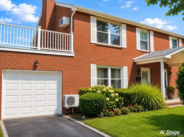121 Manhasset Ave, Manhasset, NY 11030