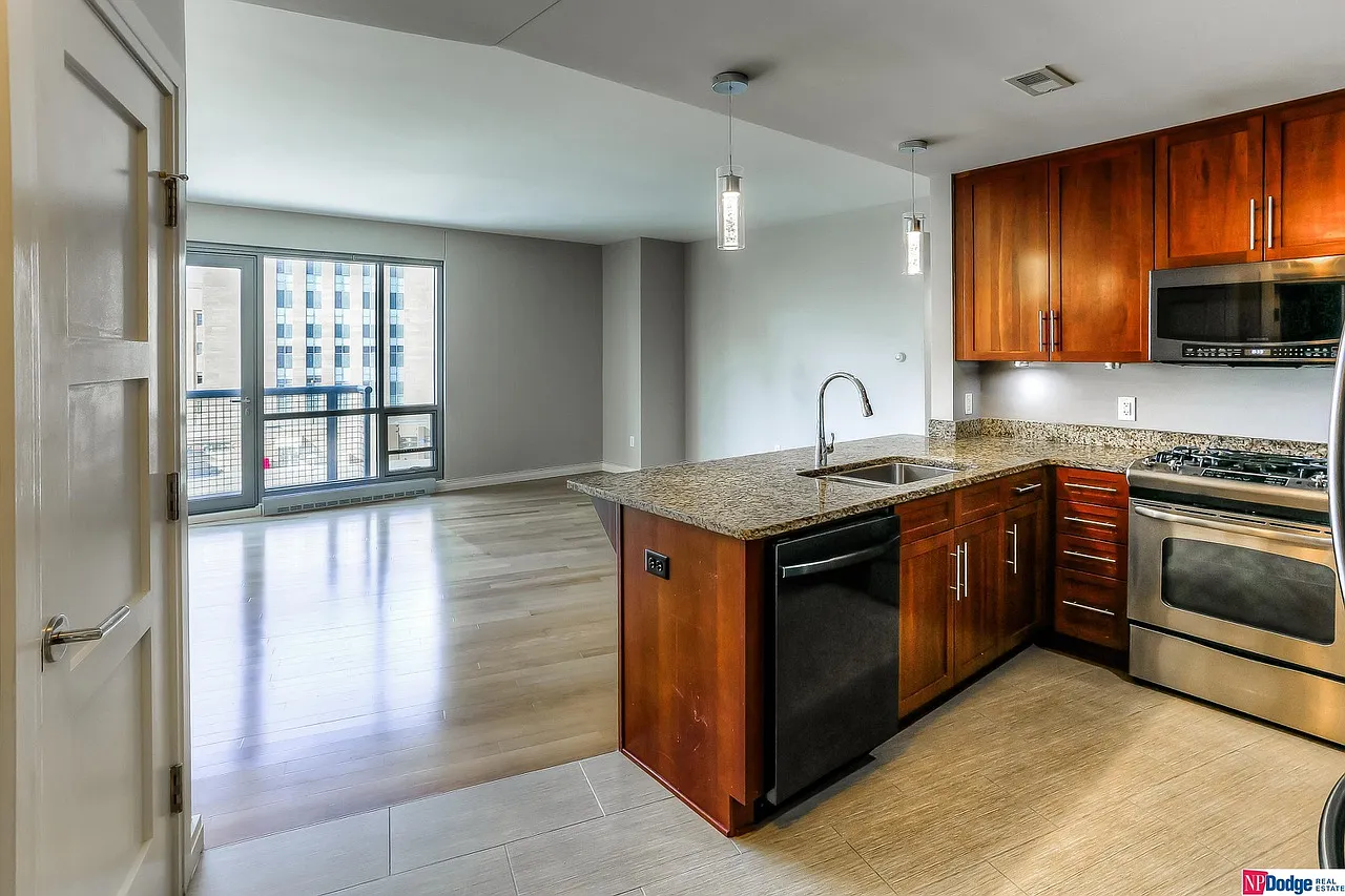 1 bed, 945 sqft, $1,900 — Photo 1
