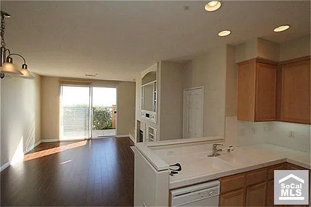 2 bed, 2.5 bath, 1100 sqft, $1,700 — Photo 4