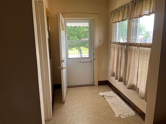 3rd image of 244 Webb St
