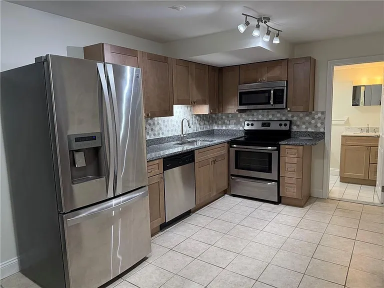 1190 Charles St #6 — Photo 2