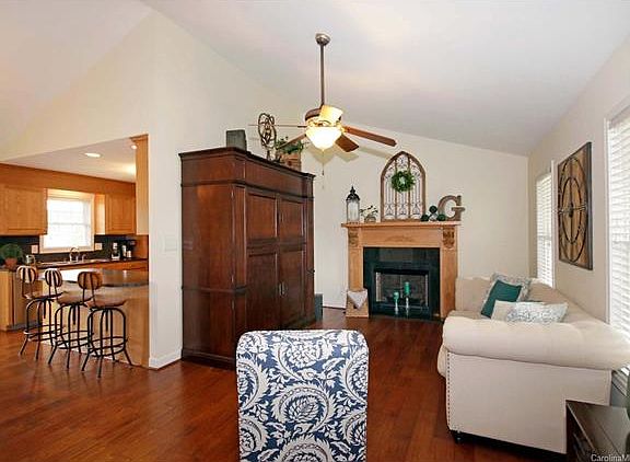 3rd image of 115 Alexander Knoll Dr