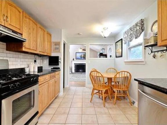 3rd image of 15 Oakwood Dr