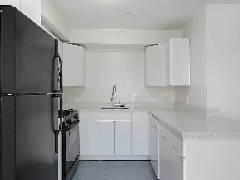 Corinth Apartments — Photo 5