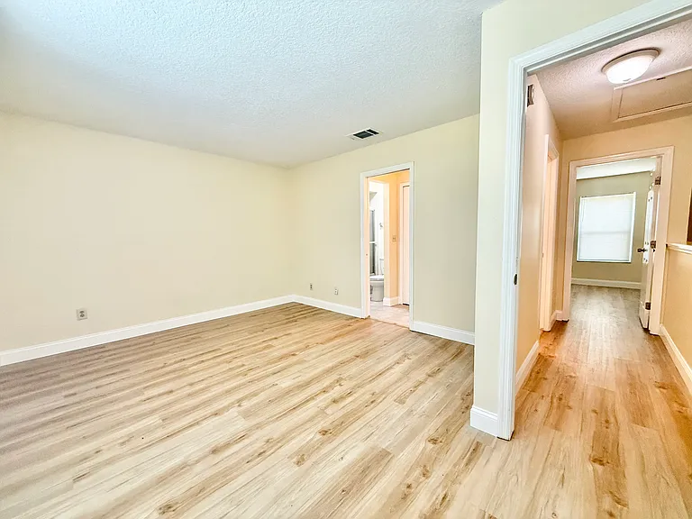 304 Woodgreen Ln — Photo 8