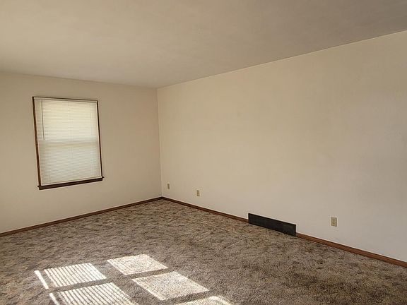 3rd image of 592 Donna Dr #1