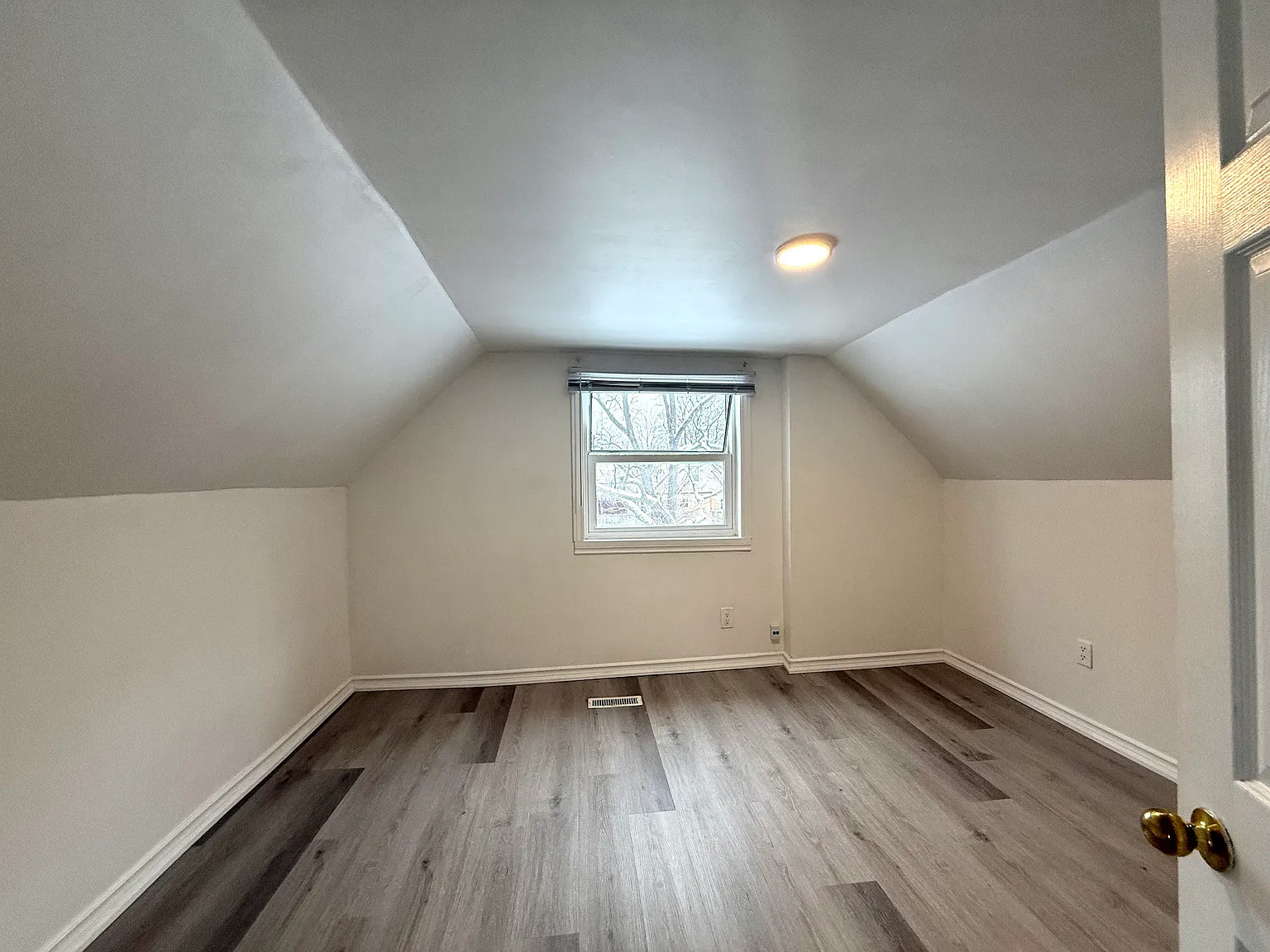 3- 169 East Ave S Hamilton L8N2T8 — Photo 4