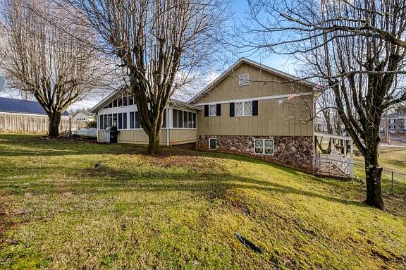 5th image of 3227 Longview Dr