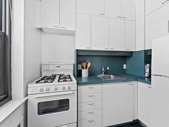 3rd image of 405 E 63rd St APT 10B