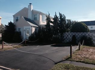 75 Surf Rd, Lindenhurst, NY 11757