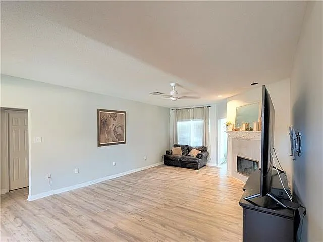 1104 Zachary Dr — Photo 3