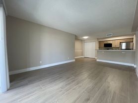 5323 Summerlin Rd