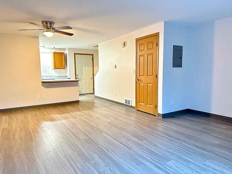 Village Glen Apartments — Photo 10
