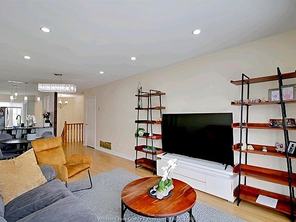 3rd image of 986 Lemonwood Cres