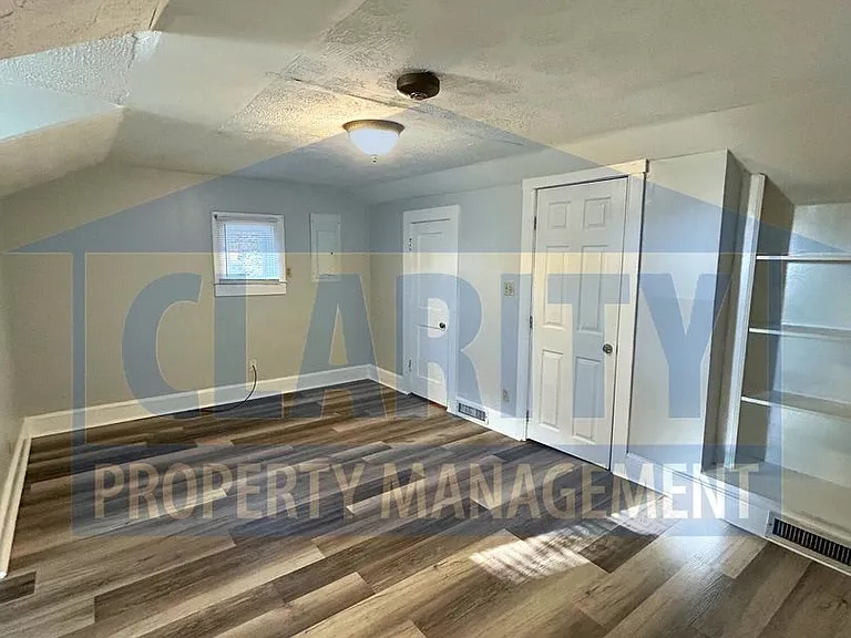 225 1/4 20th St NE — Photo 10