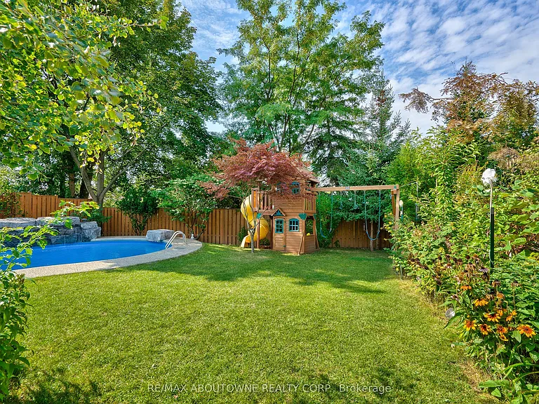 3301 Nadine Cres — Photo 41