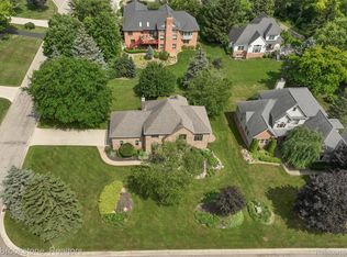 6871 Berry Pointe Dr, Clarkston, MI 48348