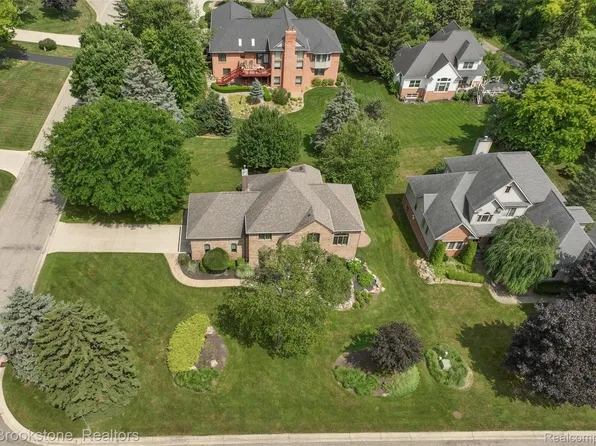 6871 Berry Pointe Dr, Clarkston, MI 48348