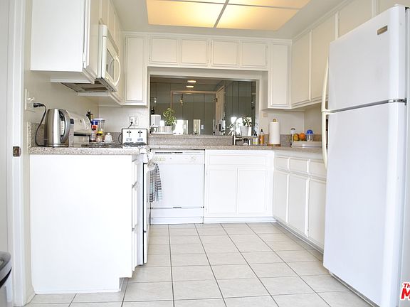 4th image of 838 S Barrington Ave APT 404
