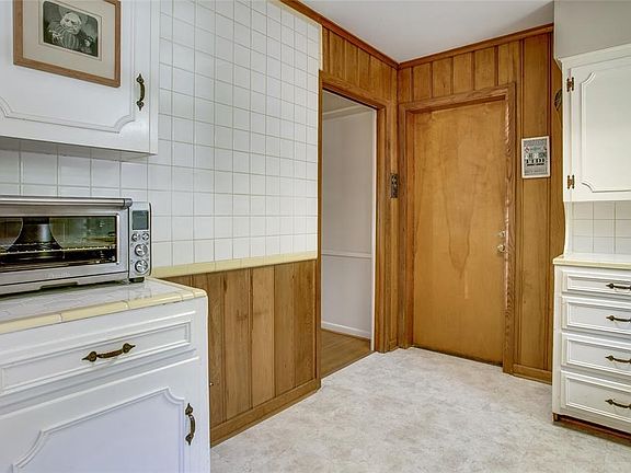 5th image of 2843 Woodmere Dr