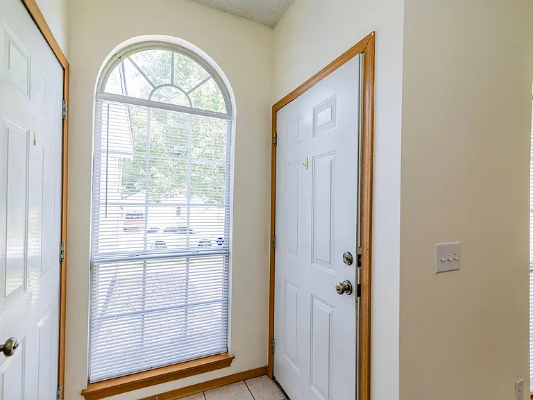 1502 Crescent St — Photo 3