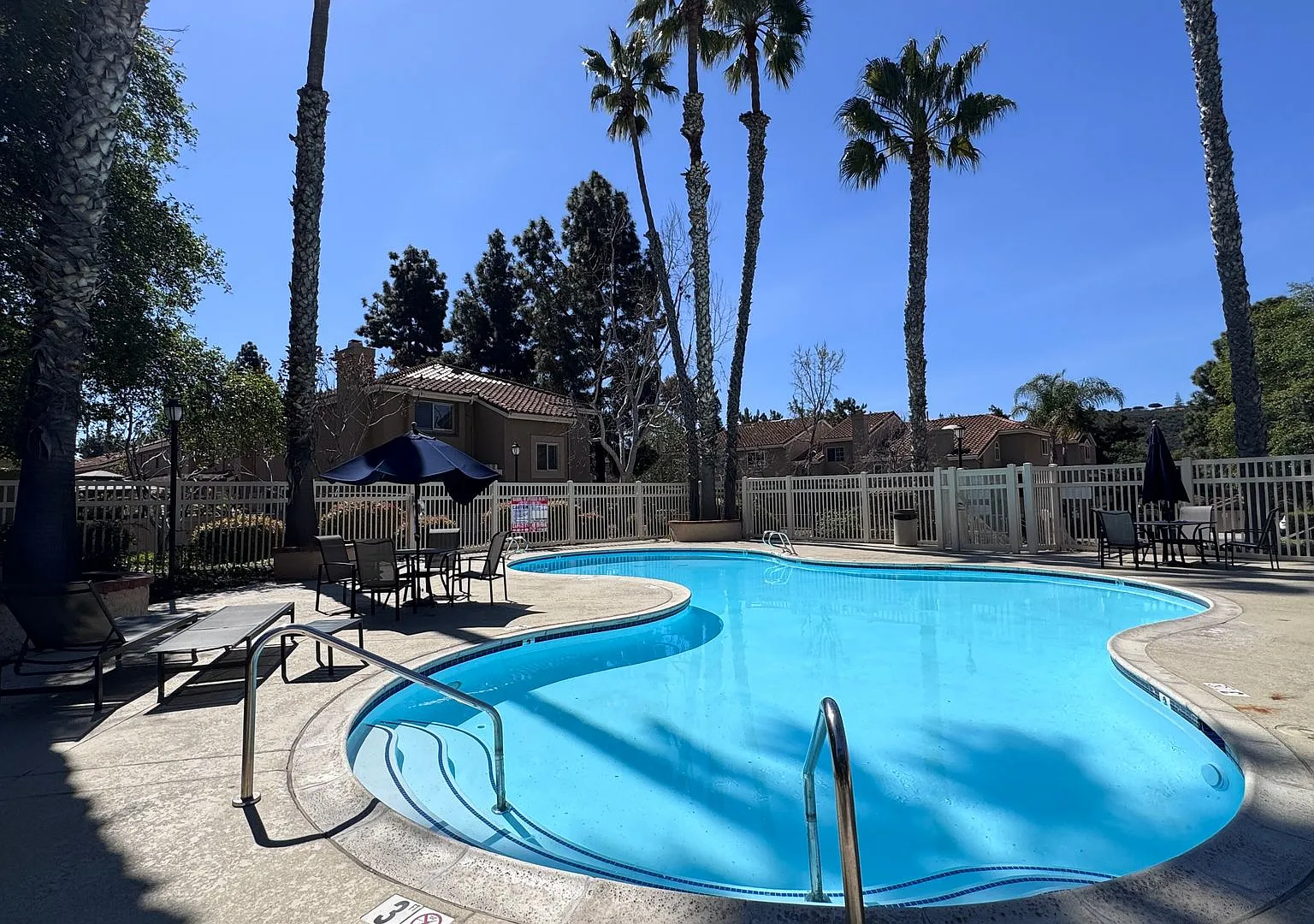 Stunning Townhome in Gated Community — Photo 3