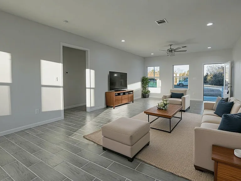 20733 Emerald St — Photo 4