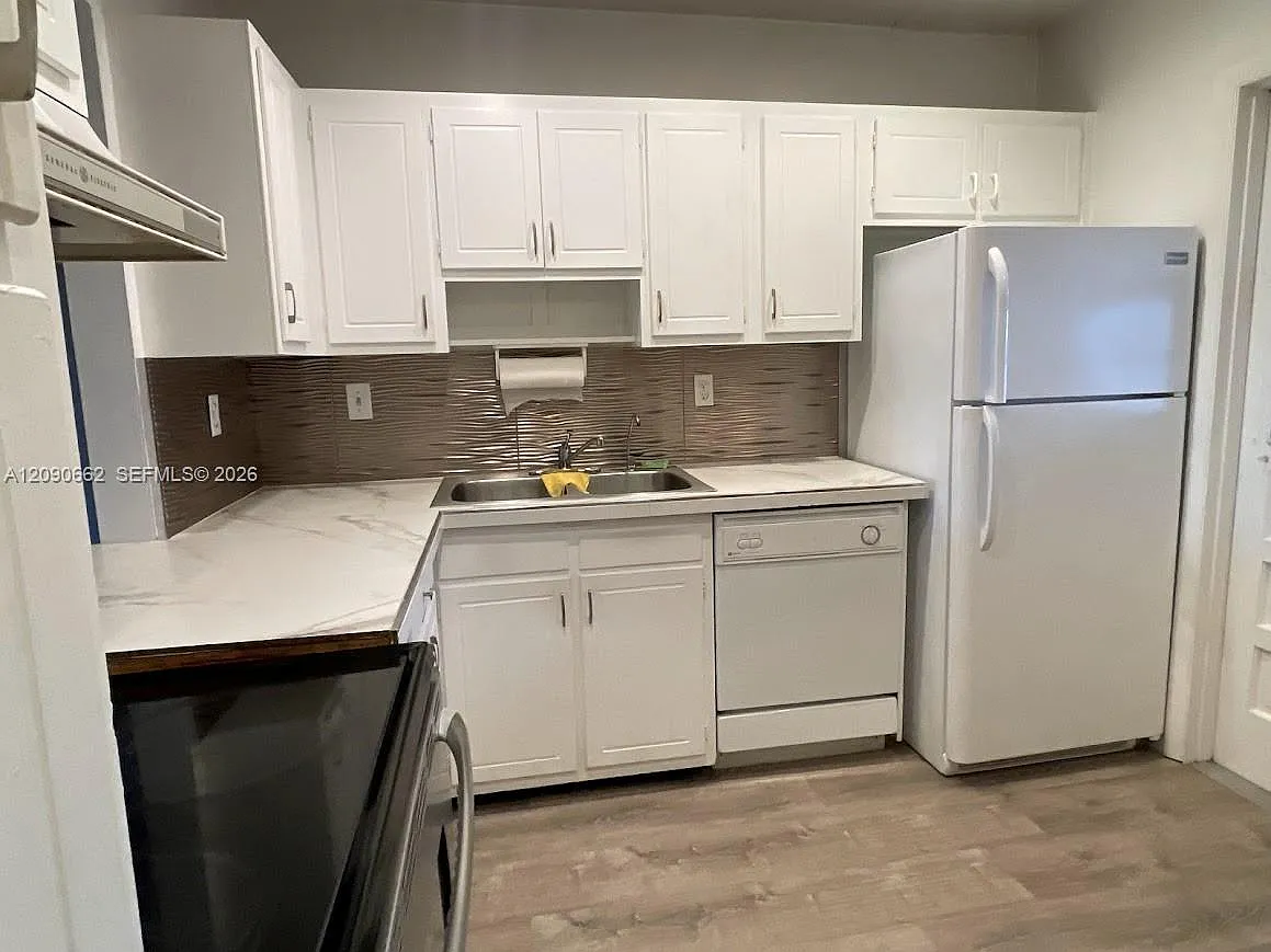 Arrowhead Condo No V — Photo 3