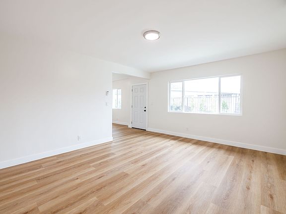 3rd image of 13937 Doty Ave