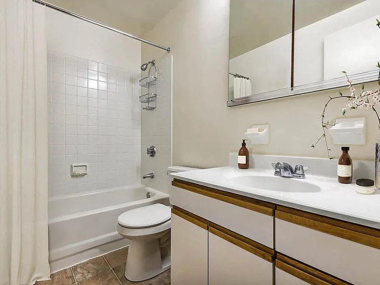 Marlboro Classic Apt & Redwood Square — Photo 21