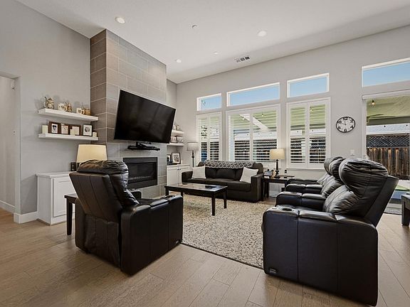 4th image of 124 Old Vine Way