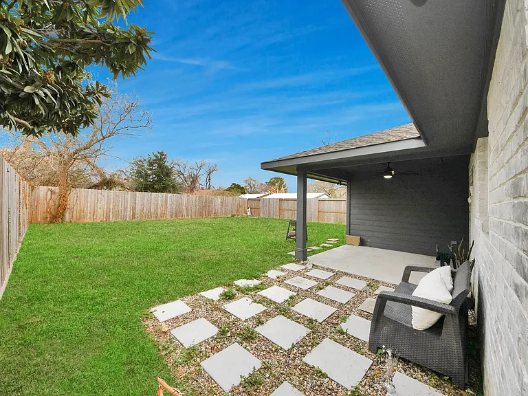 834 Ellington St — Photo 29
