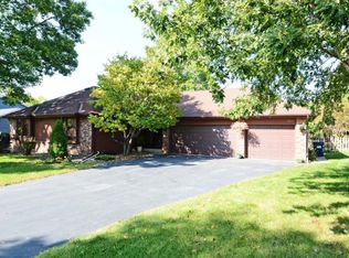 18964 Maple Leaf Dr, Eden Prairie, MN 55346